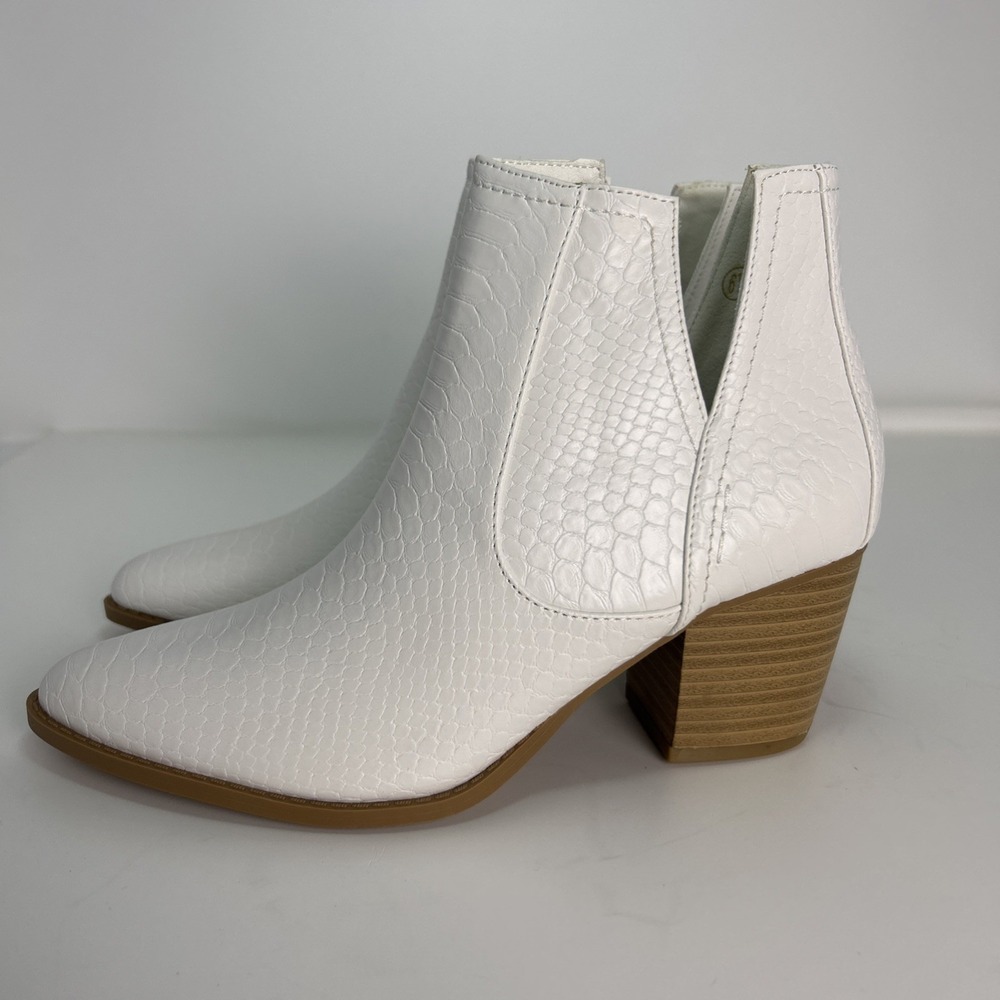 FISACE Womens White Croc Ankle Boots V-Cut Pointed Toe Mid‎ Heel Booties 6.5 NIB